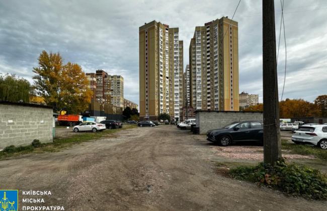 В Киеве на Виноградаре владелец самовольно построенных гаражей обустроил платную парковку