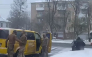 В Ровно центр комплектования прокомментировал видео, на котором военный «разогнал» работников ТЦК