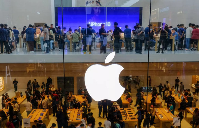 У США почали масово скуповувати айфони, побоюючись підвищення цін через мита Трампа