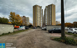 У Києві на Виноградарі власник самочинно збудованих гаражів облаштував платну парковку