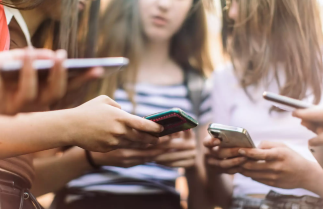 Прямые эфиры в Instagram можно проводить только с разрешения родителей – новые правила для подростков