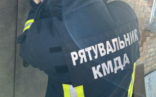 В Киеве освободили девушку, которая застряла в диване – фото