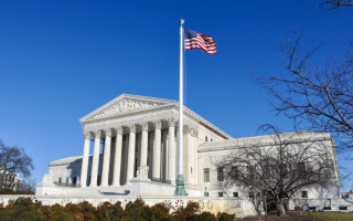 Верховний суд США зняв заборону на депортацію мігрантів за законом 18 століття