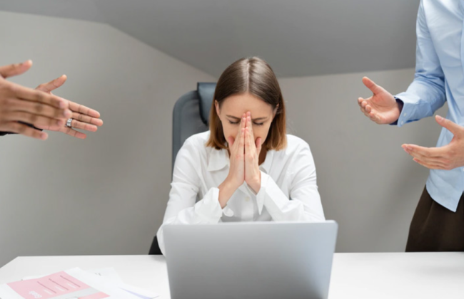 В Гоструда ответили, может ли получить компенсацию работник, которого травили на работе