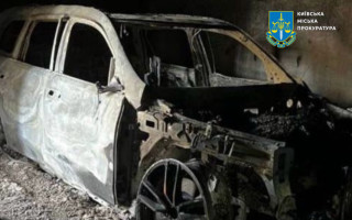 В Киеве мужчина сжег Mercedez стоимостью 6,7 млн грн — поджигателем оказался водитель владелицы авто