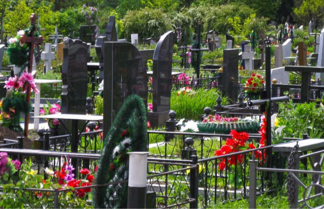 В Одесской области 12-летняя школьница разрисовала помадой памятники на кладбище — ее матери грозит штраф