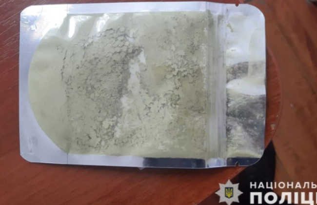 В Тернополе 15-летняя ученица принесла в школу пакет с наркотиками