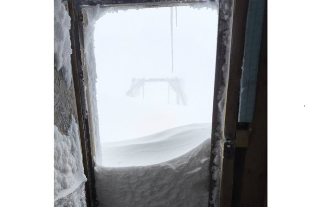 На горе Поп Иван в Карпатах намело до одного метра снега