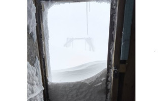 На горе Поп Иван в Карпатах намело до одного метра снега