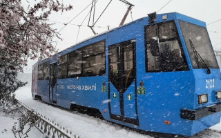 У Миколаєві через сніг та хуртовину електротранспорт рухається із затримками – відео