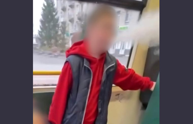 В Киевской области наказали родителей подростка, который курил и ругался в общественном транспорте
