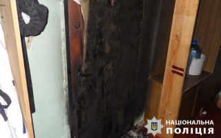 У Києві затримали жінку, яка у стані сп’яніння підпалила сусідські двері та напала на слідчого
