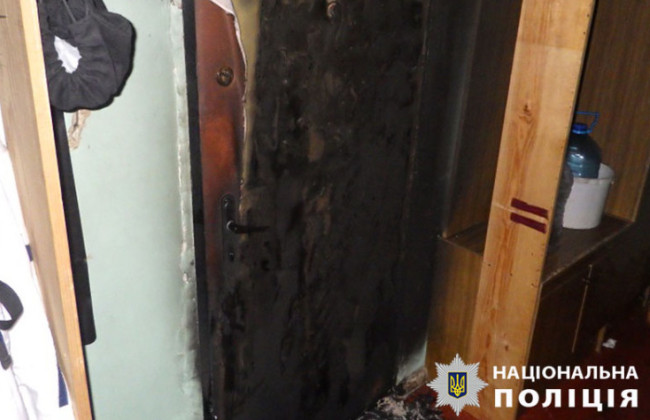 В Киеве задержали женщину, которая в состоянии алкогольного опьянения подожгла двери соседей и напала на следователя