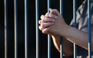 Суд назначил наказание женщине за систематическое домашнее насилие и игнорирование судебных ограничений