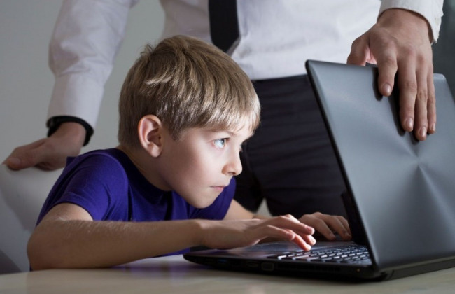 С сентября школьники Франции будут учиться без телефонов