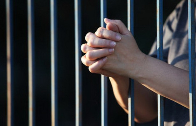 Суд назначил наказание женщине за систематическое домашнее насилие и игнорирование судебных ограничений