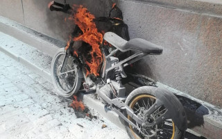 У Києві на Хрещатику під час руху спалахнув електромопед – фото