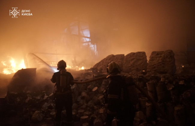 РФ атакувала Київ – є пошкодження у двох районах, рятувальники ліквідують наслідки