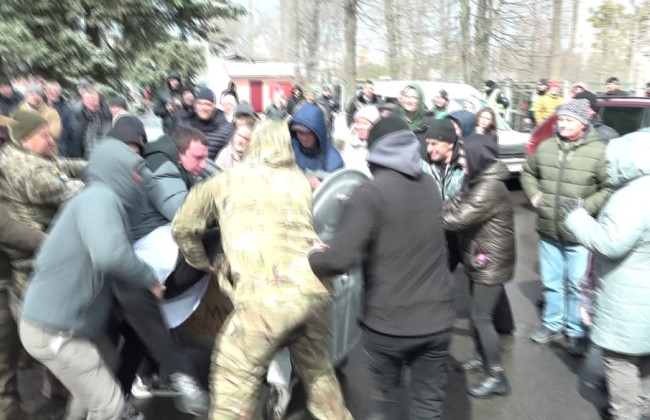 В Житомире пациенты бросили гендиректора больницы в мусорный бак — что случилось