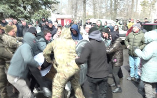 У Житомирі пацієнти кинули гендиректора лікарні у сміттєвий бак – що трапилося