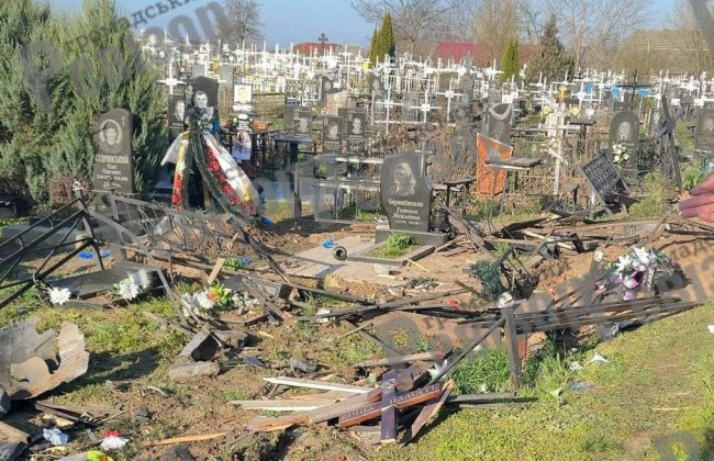 На Киевщине девушка въехала на кладбище и разгромила могилы