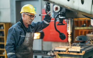Чи має право роботодавець звільнити особу передпенсійного віку при скороченні — роз’яснення