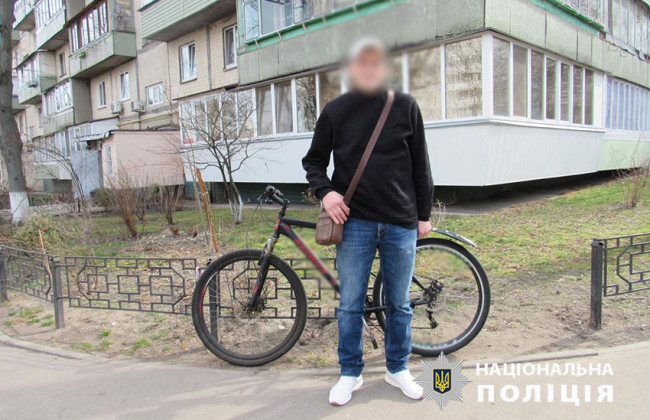 В Киеве задержали мужчину, который похитил велосипед курьера возле ТРЦ