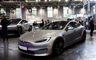Tesla призупинила замовлення Model S і X у Китаї