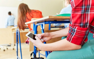 Франция ужесточит запрет на мобильные телефоны в школах — что известно