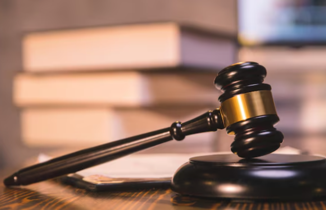 На Рівненщині чоловік побив поліцейського, який намагався затримати його сина — що вирішив суд