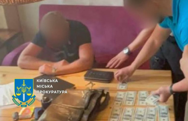 У Києві посадовця держпідприємства, який вимагав хабарі з підприємця, відправили за ґрати