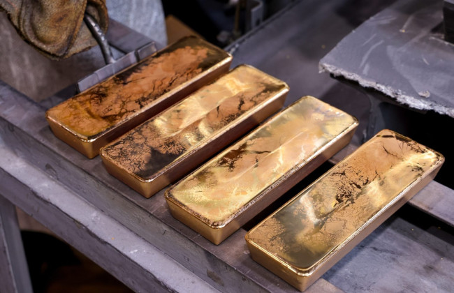 Цена золота обновила рекорд после ослабления доллара и торговой политики США