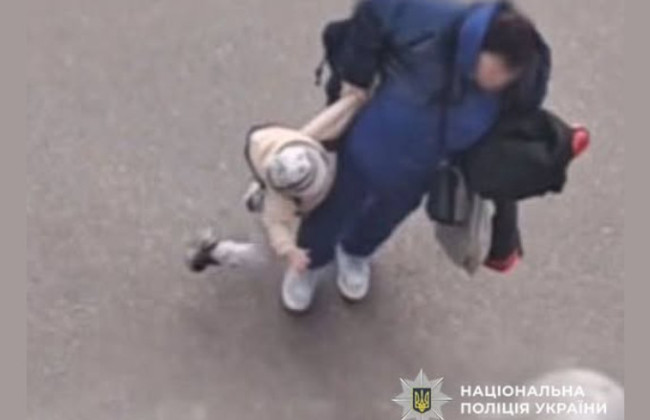 В Киеве женщина тащила за руку ребенка, а потом избила — полиция ищет свидетелей инцидента