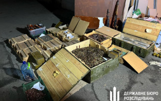 Патроны, гранаты, автоматы, БПЛА и мины — в одном из гаражей Киева обнаружили большой тайник с оружием, фото и видео