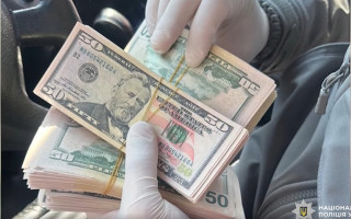 Продавали 10 тыс «липовых» долларов за 3500 настоящих — в Киеве задержали фальшивомонетчиков, видео