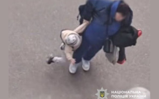 В Киеве женщина тащила за руку ребенка, а потом избила — полиция ищет свидетелей инцидента