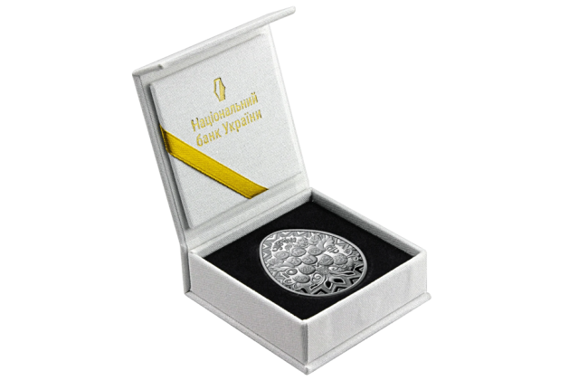 К Пасхе НБУ впервые выпустил монету в форме писанки – как она выглядит