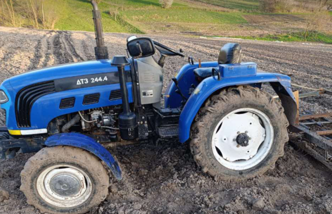 Во Львовской области отец возил 3-летнего сына на тракторе — мальчик выпал и попал под колесо