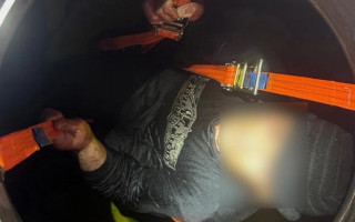 Висел на ремнях в цистерне с подсолнечным маслом — мужчина в необычный способ пытался пересечь границу, фото