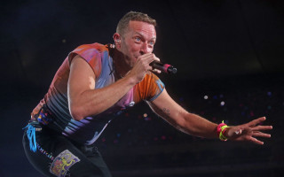Кріс Мартін з Coldplay заспівав для російського «брата» та натякнув на бажання виступити в РФ, відео