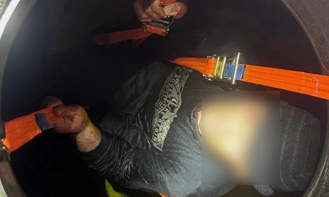 Висел на ремнях в цистерне с подсолнечным маслом — мужчина в необычный способ пытался пересечь границу, фото