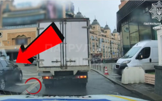 В Киеве наказали водителя, который на глазах у полиции нарушил ПДД — видео