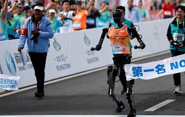 В Китае прошел полумарафон будущего — роботы бежали вместе с людьми, видео
