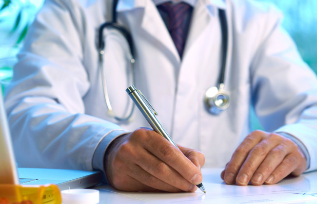 У Німеччині лікаря звинувачують у вбивстві 15 пацієнтів і підпалі їхніх будинків для знищення доказів