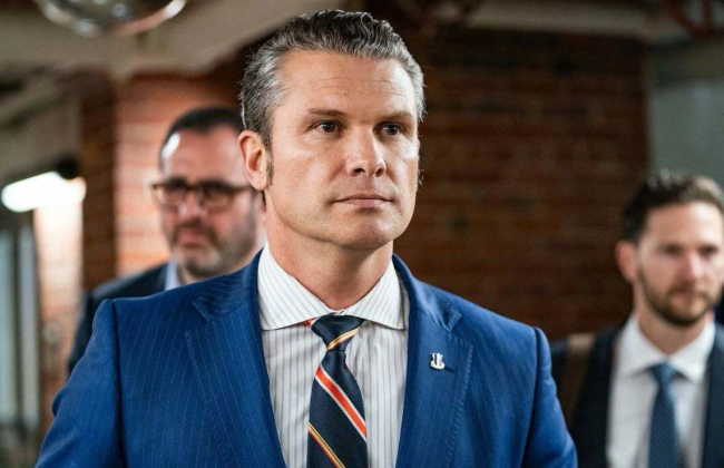 В Минобороны США уволили главного помощника министра Пита Хегсета на фоне скандала с утечкой данных