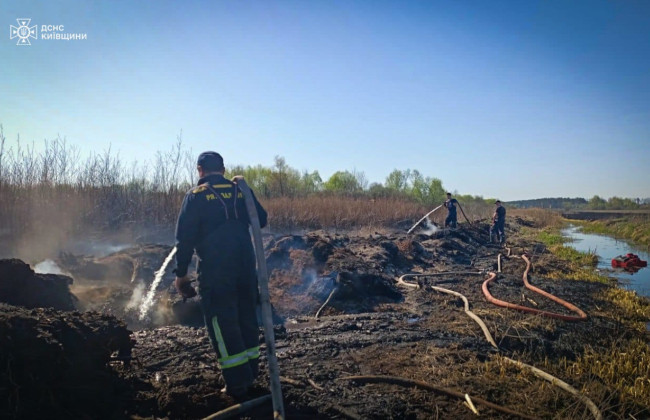 Возле Гостомеля уже вторые сутки тушат пожар на торфянике