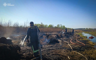 Возле Гостомеля уже вторые сутки тушат пожар на торфянике