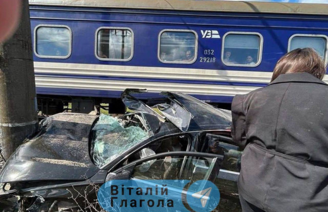 На Закарпатье поезд протаранил Audi – авто уничтожено, люди чудом уцелели