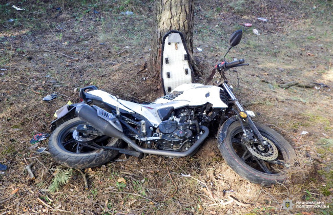 В Ровенской области двое детей разбились на мотоцикле — несовершеннолетние врезались в дерево
