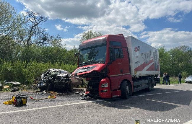 Лобове зіткнення позашляховика і вантажівки на Львівщині: усі в авто — загинули